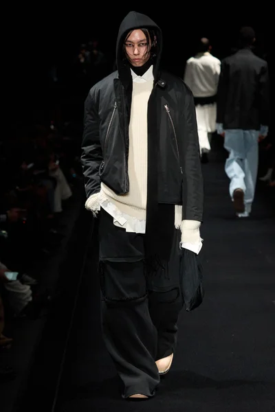Look 16